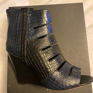 Rebeccaminkoff boots size 10